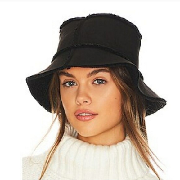 Hat Attack Reversible Faux Suede Shearling Bucket Hat Black - Picture 1 of 7